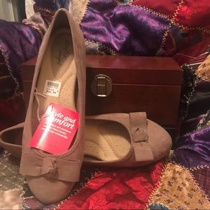 Brand new, never worn. 12W women’s flat Dexflex Comfort shoes with lovely bow.